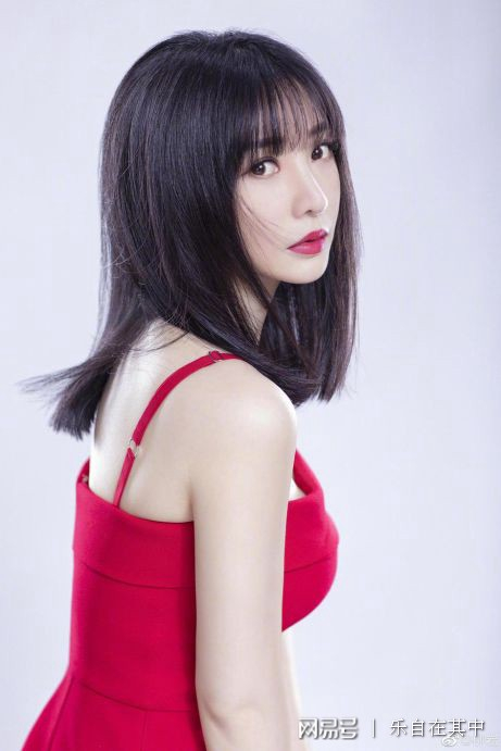 4月14日晚,知名80后女星柳岩,在微博上晒出了一组个人美照。(来源:乐自在其中)