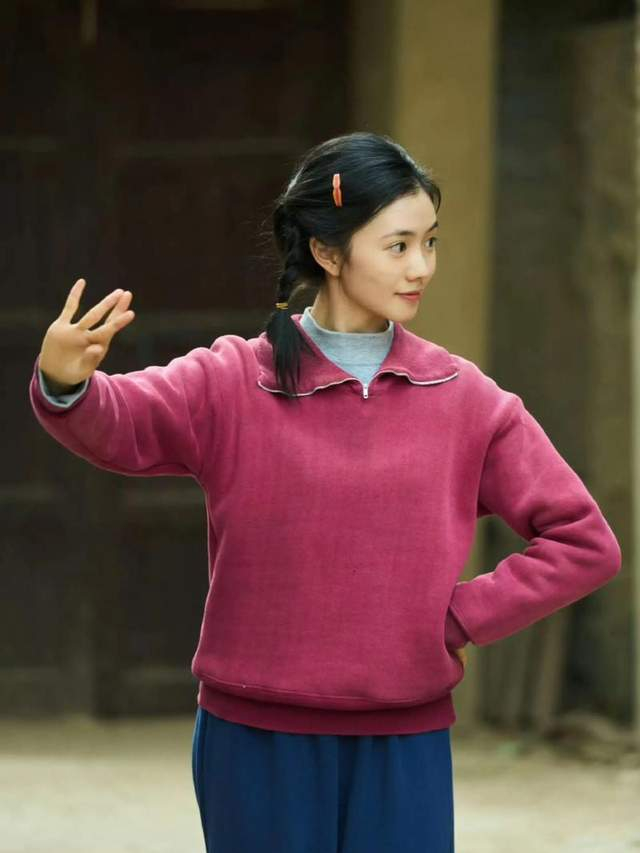 眉眼神澄澈能演少女青涩，脸型自带韧劲又能撑起沧桑风骨。与小演员的衔接自然丝滑，仿佛真的是同一个人长大了。这份骨相和气韵，是为忆秦娥而生的。老谋子选人的眼光，你不得不服。