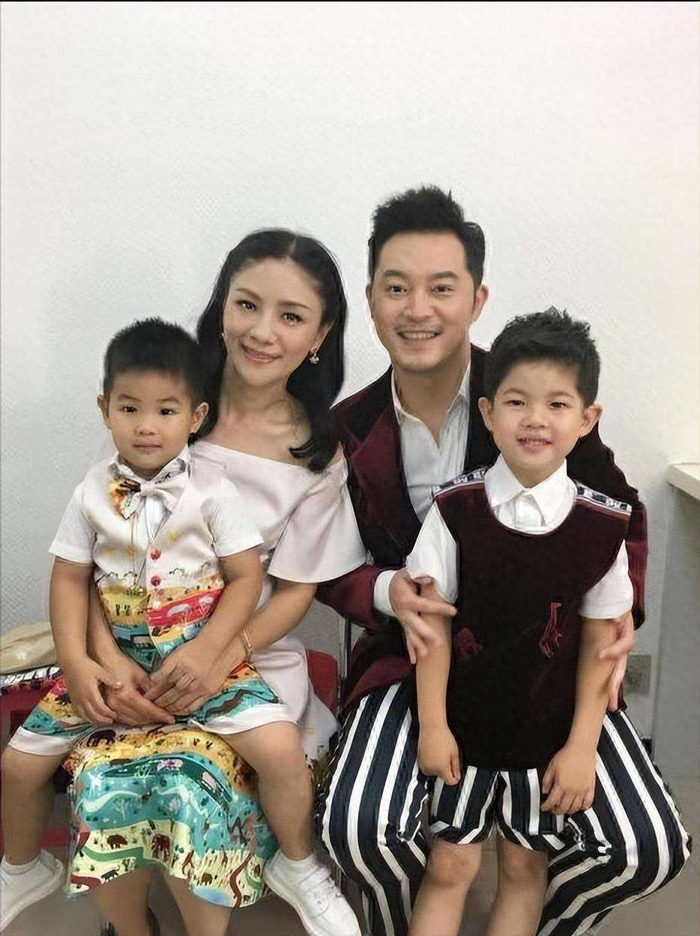  如今的胡可，依然保持着演员的敏锐，但她身上多了更多母亲的柔软与温暖。记得有一次，她在直播中推荐一款煎锅，突然对着镜头说：“这个煎锅特别适合给孩子做早餐，小鱼儿最近爱吃溏心蛋。”那一瞬间，那种母爱流露的自然和真挚，远比任何剧本都更打动人心。而沙溢在最新一期《奔跑吧》中被问到“婚姻保鲜秘籍”时，挠了挠头，简短地回答道：“就……别总想着改变对方呗。她爱逛街，我就拎包；我爱看球，她就递啤酒，挺好。”这简单几句话，揭示了15年婚姻的真谛——所谓浪漫，不过是把对方的习惯融入自己的日常，把那些平凡的日子过得越来越甜蜜。