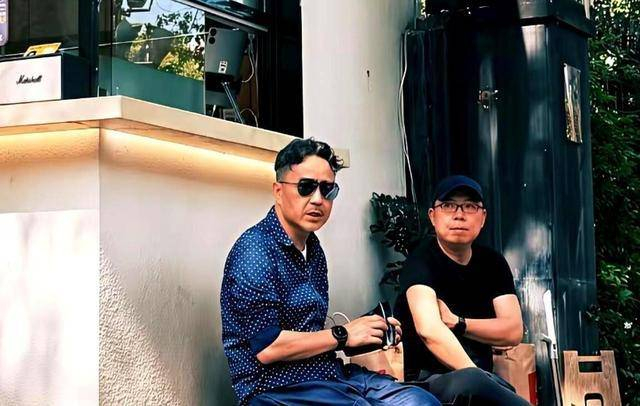 同一天,汪涵在岳麓山脚下的小院子里。他没开手机,坐在竹椅上翻阅《湖南方言研究》的书稿。旁边的录音笔里,播放着他上个月在石门县采录的一位86岁老人唱的土家族山歌。阳光透过院子里柚子树的叶子,洒在他花白的发丝上。两种状态,无高低之分,亦无胜负之别。 汪涵认为,每天有100个人找你聊天是一种负累;而何炅则觉得,手机里只有100个好友就等于社交破产。一个人沉浸于生活的细碎与宁静,一个人奔赴舞台的光芒与喧嚣。他们没有对错之分,只是选择了不同的活法。
