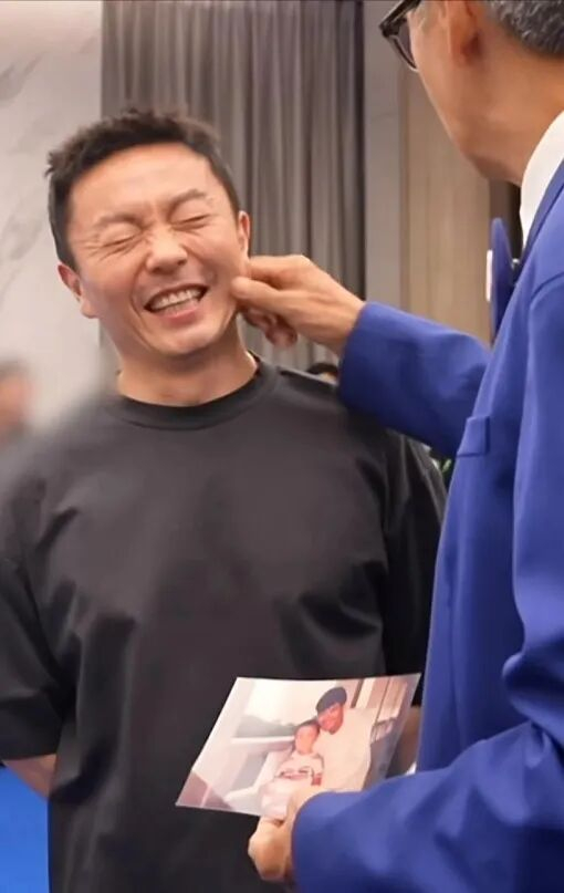 发哥见到谢苗不禁捏他面颊。
