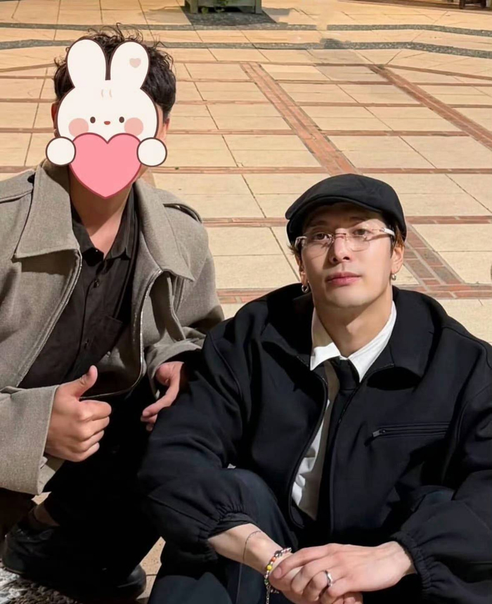 除了王嘉尔，婚礼现场的宾客阵容也相当豪华。在流出的合照中，大家还惊喜地发现了谷爱凌的身影。她与何猷君的妹妹私交甚笃，此次也是专程赶来为兄嫂送上祝福。当体育界的顶流、演艺圈的顶流与豪门名流汇聚在同一个浪漫庄园，这种跨圈层的同框不仅没有丝毫违和感，反而因为大家私下里真实的交情，让整场婚礼充满了温馨又高端的“熟人局”氛围。值得一提的是，王嘉尔此次的行程堪称“跨国极限赶场”。他在结束高强度的海外巡演后，几乎没有休息便马不停蹄地奔赴婚礼现场。这种为了兄弟情谊不远万里、跨越半个地球的奔赴，让网友们直呼“这才是成年人最顶级的友情”。在合照中，他时而与新人亲密互动，时而照顾担任花童的小朋友，全程忙前忙后，既给足了好友排面，又完美拿捏了伴郎的分寸感。这场迟来的婚礼，不仅见证了何猷君与奚梦瑶七年的爱情长跑，也让我们看到了娱乐圈和名流圈中那份难得的真心。王嘉尔在婚礼上的帅气亮相，不仅是因为他优越的外形条件，更是因为那份为兄弟两肋插刀的真诚与义气，让这场浪漫的婚礼多了一份动人的温情。