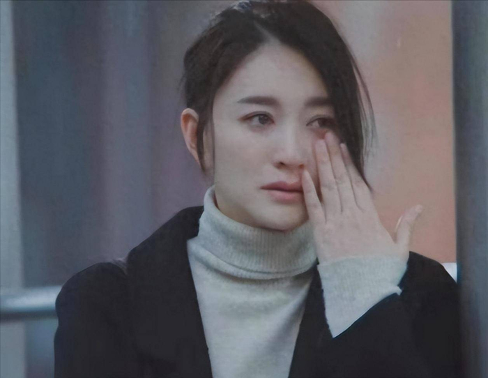  总的来说，她的性格或许直来直去，未必讨喜，但努力与担当却无可否认。她在《浪姐》一公表现不佳，但二公的惊艳变化让观众见证了她的成长与拼劲。 更难能可贵的是，她对家庭也肩负责任，即便选择了丁克生活方式，仍然全力支持丈夫共度难关。对此，欢迎在评论区分享您的看法，喜欢文章请点赞关注，我们下期再见。 [免责声明]文章内容及图片均来自网络，旨在传递正能量，无低俗或误导性倾向，请观众理性阅读，不要进行人身攻击。若内容真实性或版权存在争议，请联系作者删除。信息来源：百度百科李小冉、微博、搜狐娱乐。