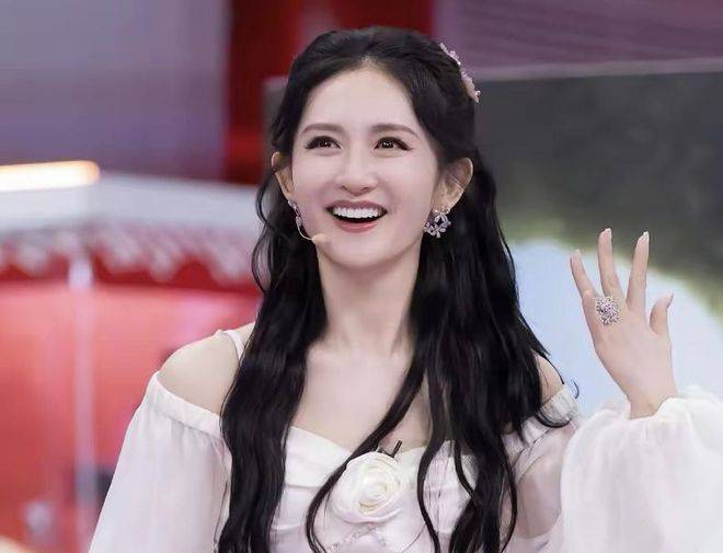 归根结底,同样是跨界,但根基不同,定位不同,市场反馈自然天差地别。小沈阳的演唱会扎根于被认可的唱功,岳云鹏从未跳出舒适圈蹭专业赛道,而谢娜则是用情怀和人气当资本,硬闯不属于自己的专业赛道,因此遭受批评,也并非无理。