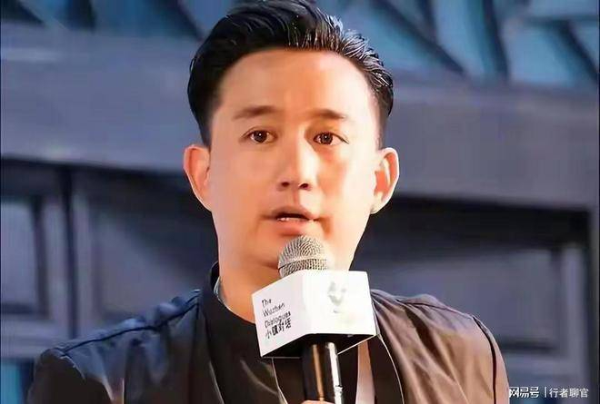  事实上，黄多多的困境并非个例，星二代的困境几乎成了行业的普遍现象。欧阳娜娜的演技争议、陈飞宇的资源质疑、吴刚儿子在《狂飙》中的突兀出镜，这些现象都指向同一个核心矛盾：当公众看到星二代凭借家庭背景获得稀缺机会，而普通人为之奋斗终身却难以触及时，缺乏公平感的情绪便会转化为舆论反噬。黄多多的特殊之处在于，她从小便暴露在了公众的楚门的世界中。她的成长被过度审视，任何一个选择都会被赋予阶层隐喻。她那烟熏妆、露背装的造型与国内软糯才女的形象不符，进一步强化了公众对她人设造假的质疑。而黄磊的全英文声明，则被不少人解读为精英阶层的傲慢，这种反感的情绪进一步激化了矛盾。 这场持续了近十年的舆论风波，实际上并非单纯针对黄多多个人，而是公众对特权包装的深深不满。对于公平正义的渴求，最终将矛头指向了星二代身上。星二代拥有优渥条件并非原罪，真正让人刺痛的是：一边享受特权，一边却将这一切包装成平民奋斗的虚伪。这正如网友所说：我们不仇富，仇的是套路。 黄磊的护女之心我们可以理解，但他深夜仓促发布的英文声明，未能触及核心问题，反而加剧了公众对立。对于黄多多而言，从《人鱼》官宣出道与王一博、汤唯搭档，到如今的留学深造，她的人生起点已经超越了许多普通人，但要想真正获得公众的认可，最终还得靠自己的实力来打破星二代的标签枷锁。 舆论的喧嚣终究会平息，但留给我们的思考却需要沉淀：当明星子女的成长被过度消费，当阶层差异被无限放大，我们该如何平衡公众监督与个人隐私？星二代又该如何在家庭光环下，走出属于自己的道路？或许答案只有一个——真诚。摒弃虚假的包装，正视阶层差异，只有通过真实的成长与过硬的实力，才能打破特权原罪的舆论魔咒。