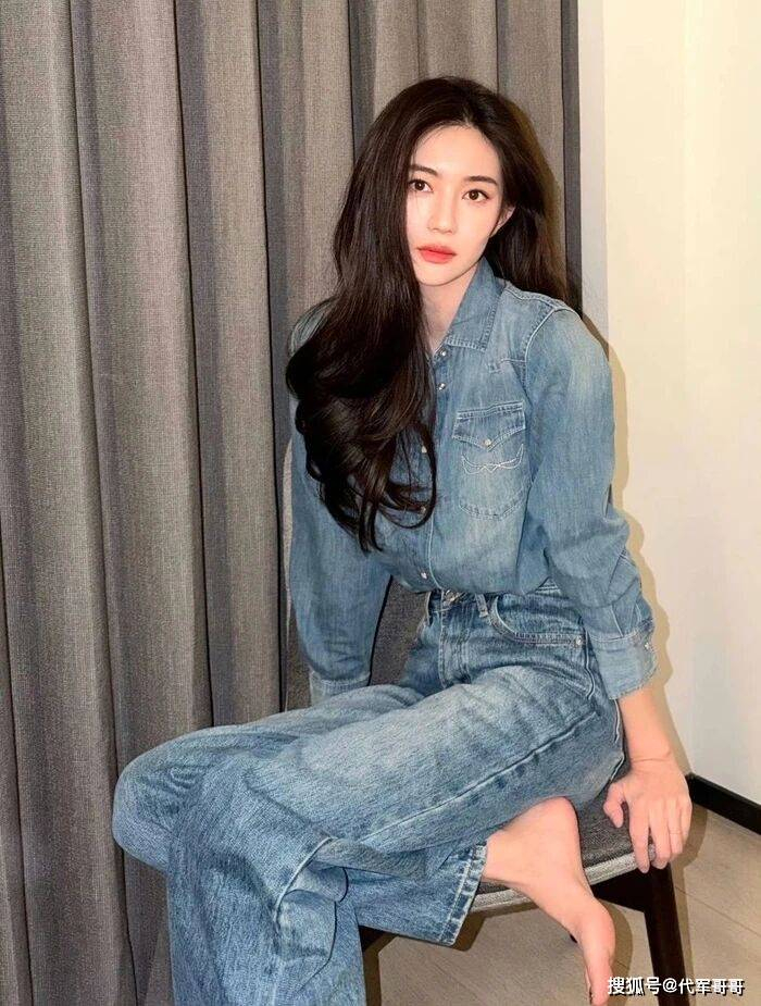 不过也有网友热议,时隔八年,秦俊杰与杨紫早已各自奔赴人生,过往恩怨早已翻篇,如今各自安好才是最好的结局。大家也纷纷表示尊重艺人私人感情,静待两人后续回应,希望两人若是真爱,能够长久稳定,未来也能带来更多优质的影视作品。