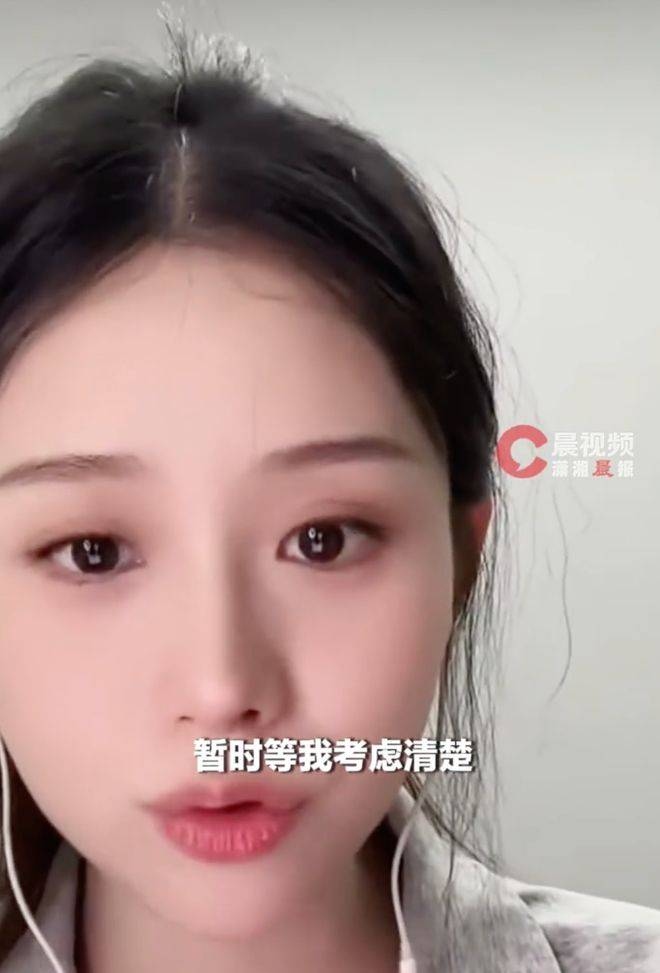 片中另一位素人演员李思潼则选择了转型成为专业演员。两人的人生选择截然不同，也折射出普通素人在面对演艺圈机遇时的多样抉择：有人勇敢地奔赴前路，有人则甘愿回归平凡日常。