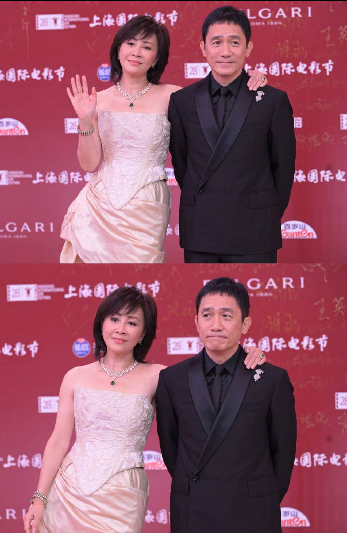 这一幕被现场镜头捕捉并迅速传播后，几乎瞬间刷屏网络。网友纷纷调侃简直就是世界名画级别的画面梁朝伟怎么看都像是刘嘉玲的助理，轻松幽默的评价背后，是一种被反差感击中的直观惊喜。社恐影帝的可爱反差也因此成为当天热议的关键词之一。而在另一边，辛芷蕾作为东道主成员，则展现出完全不同的另一种气场，她在现场主动引导多位国际评委会成员，前后照应、细致周全，既得体又温暖，尽显东道主的从容与贴心。到了集体大合影环节，梁朝伟甚至从墙边小跑着赶往队伍汇合，脸上的神情既认真又略带紧张，那一刻，他仿佛不是站在国际电影节红毯上的影帝，而更像是一个生怕迟到的小同学，画面真实得令人忍俊不禁。 网友们在感慨之余，也不断提及两人携手近40年的婚姻历程，认为他们的关系始终稳定而踏实，是娱乐圈里难得的模范夫妻样本。每一次同框出现，都能引发关于真夫妻最好嗑的热烈讨论。长久相伴之下，两人早已形成一种独特的相处逻辑：刘嘉玲在外承担社交与表达的角色，是家庭中更主动、更外向的话事人，而梁朝伟则更多承担倾听与陪伴，以自己的方式维系关系的温度。她的强大与包容，恰好守护了他作为演员与艺术家的那份安静与纯粹。而这一场红毯之上，最让人难以忽视的，并非华服与闪光灯，而是那个始终站在墙边、双手背后、静静看着妻子发光的身影——沉默，却格外动人。编辑：文小娱