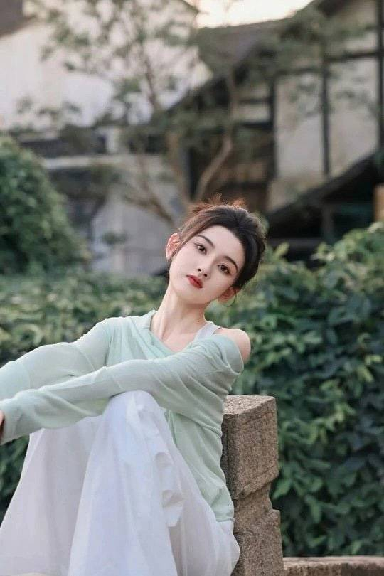 行业新规要求统一使用法定本名并按姓氏笔画排序，不仅从源头上遏制番位之争的乱象，也让大众重新认识这位演员。从宋祖儿到孙凡清，这不仅是一个名字的更迭，更像是从荧幕灵动回归本心清澈的蜕变。年少成名，历经喧嚣浮华，却能在凡尘俗世中坚守“凡间清风”般的纯粹底色。