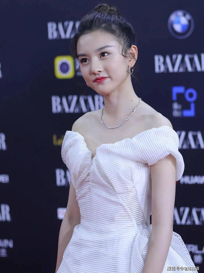 从初涉演艺圈的懵懂孩童，到凭借经典角色被观众熟知的青年演员，宋祖儿在演艺道路上不断成长和进步。相信在未来，她会继续用自己的演技和魅力，为我们带来更多精彩的作品，书写属于她的演艺传奇。