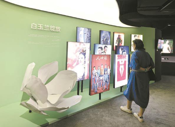  “群星璀璨与人间烟火”主题特展 本报记者 王凯 摄 