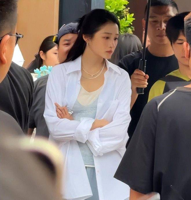 归根结底，演艺工作本身就是一份高度职业化的表达职业，荧幕上的光彩属于职责与专业能力的呈现，而生活中的松弛才是个体真实生命状态的体现。关晓彤在镜头之外选择不再时刻端着，而是以更自然的方式面对日常，这种坦然与松弛，恰恰折射出一个年轻人更真实、更具体也更有温度的生命质感。至于这次路透所呈现的她，不同人或许会有不同理解与感受。