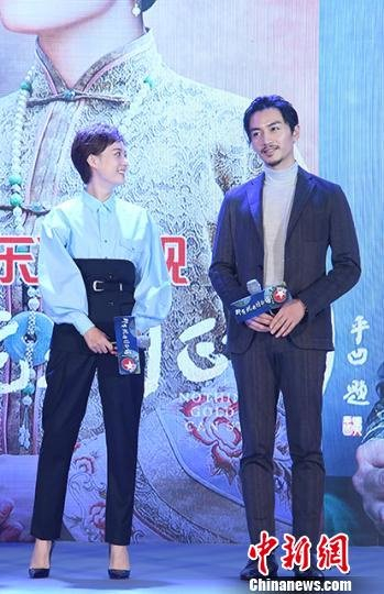 《那年花开月正圆》主演孙俪(左)和陈晓(右)。 官方 摄