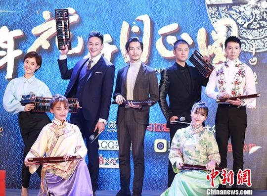 孙俪等主演上演算盘秀表演。 官方 摄